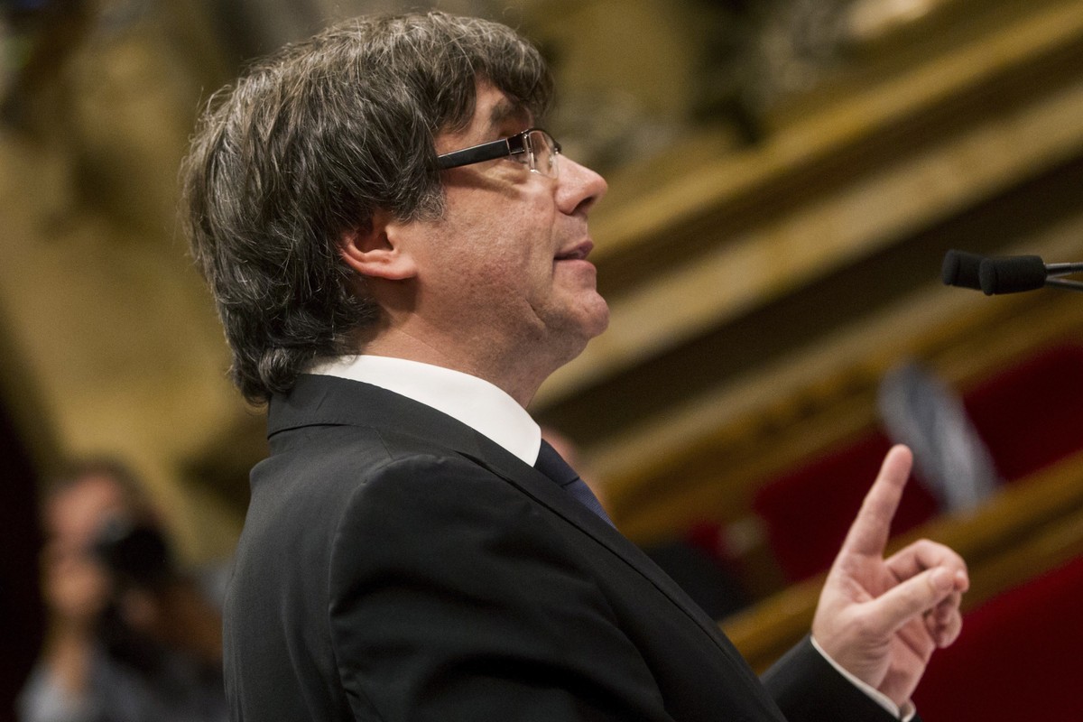 epa06257412 Catalan President Carles Puigdemont addresses the region's parliament in Barcelona, Spain, 10 October 2017. Puigdemont has proposed to suspend Catalonia's declaration of independ ...