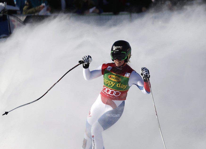 Lara Gut in Jubelpose nach ihrer starken Fahrt im Super-Ski von Lake Louise.