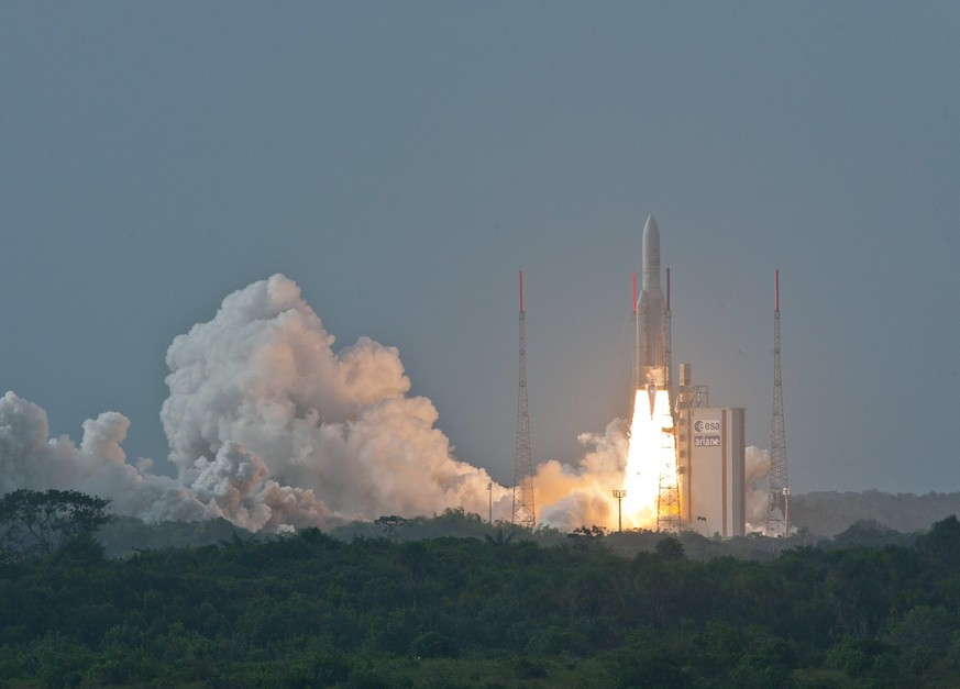 Raketenstart: Ariane 5 bringt mit einer Geschwindigkeit ...