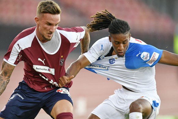 Der Grasshopper Euclides Cabral, rechts, gegen Servette&#039;s Sebastien Wuethrich, links, beim Fussballcup 1/16 - Finalspiel Grasshopper Club Zuerich gegen Servette FC in Zuerich am Freitag, 13. Sept ...