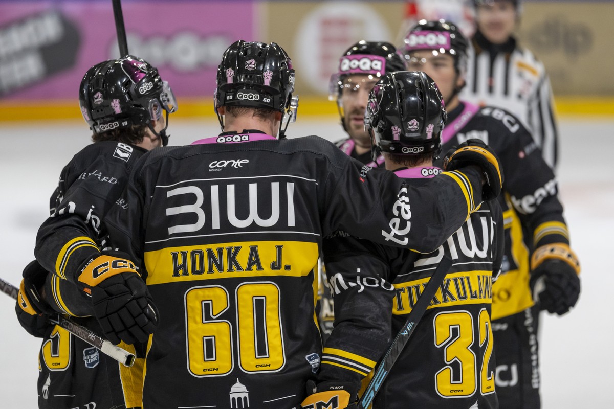 Ajoies Spieler jubeln nach dem Tor zum 2:0 im Eishockey-Qualifikationsspiel der National League zwischen dem HC Ajoie und dem Geneve-Servette HC in der Raiffeisen Arena in Porrentruy, am Freitag, 23.  ...