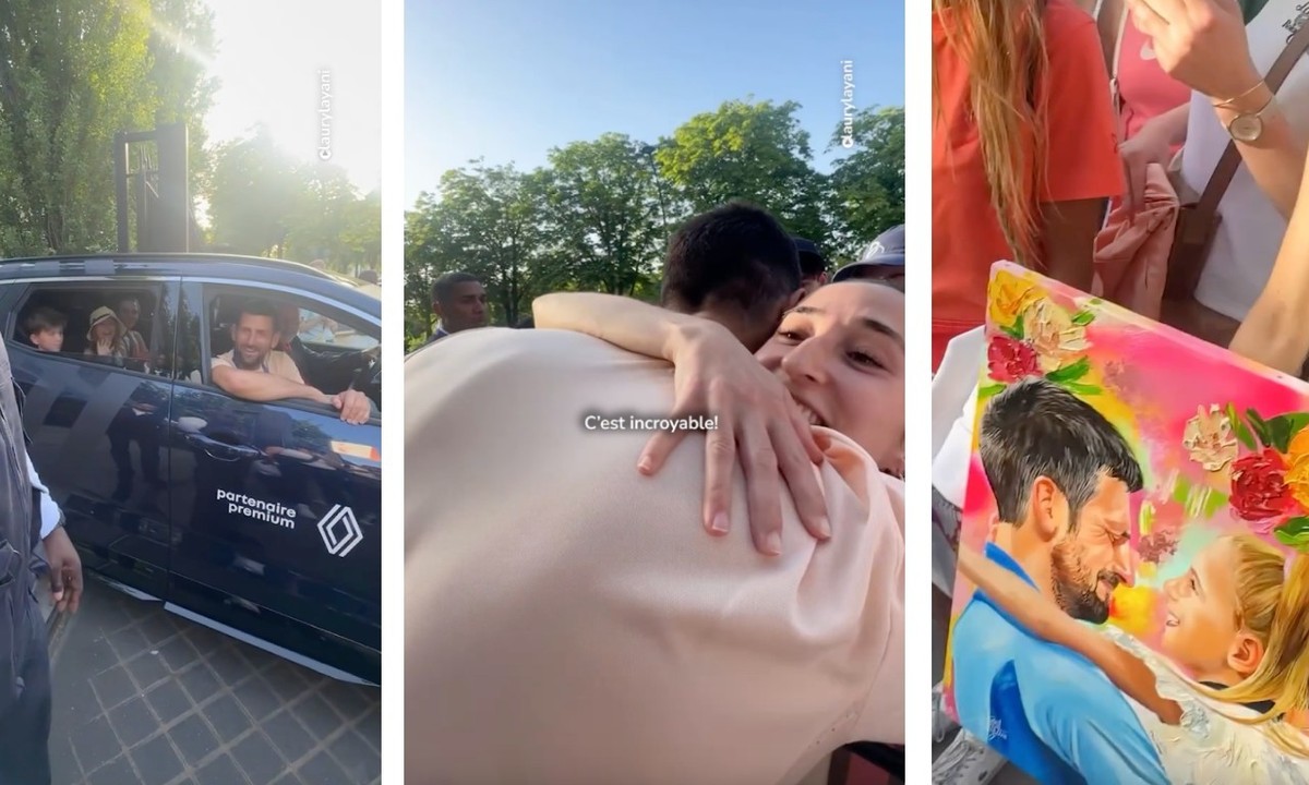 Novak Djokovic a aperçu une jeune femme tenant un tableau coloré à bout de bras.