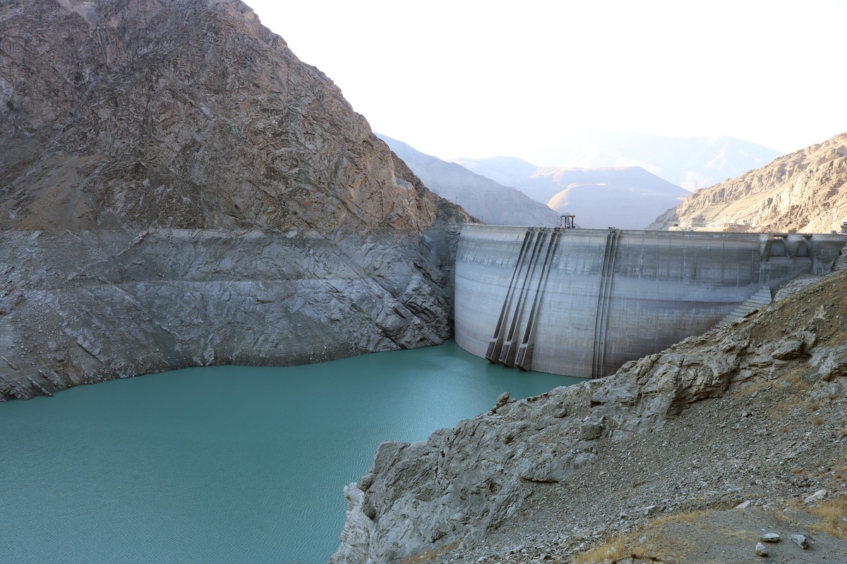epa12515558 The Amir-Kabir dam (Karaj dam) running at low capacity in the Karaj river in Alborz province, northern Iran, 10 November 2025. According to Iran Water Resource Management, less than 10 per ...