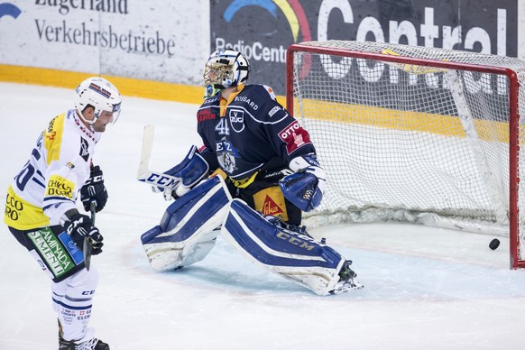 Das Siegestor beim Penaltyschiessen von Ambris Paolo Duca, links, gegen Zugs Torhueter Fabio Haller, rechts, waehrend dem Eishockey-Meisterschaftsspiel der National League A zwischen dem EV Zug und de ...