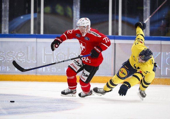 231111 Dominik Egli of Switzerland and Christoffer Ehn of Sweden during the Karjala Tournament between Sweden and Switzerland on November 11, 2023 in Tampere. Photo: Kalle Parkkinen / BILDBYRAN / COP  ...