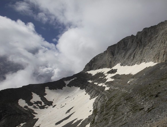 epa04863706 A picture dated 28 June 2015 shows an athlete running towards the Throne of Zeus peak during the 12th Olympus Marathon race, at the mountain of Olympus, northern Greece. The Olympus Marath ...