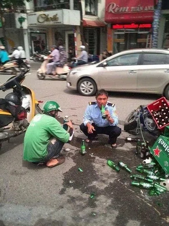 Fertig langes Wochenende! Zur Aufmunterung gibt&#039;s 23 lustige Fails ЁЯШЕ\nWin weil Heineken kaputt geht, Fail weil sie es dennoch trinken?ЁЯдФ
