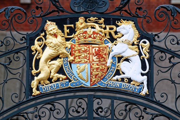 Das königliche Wappen ziert das Westminster Tor.