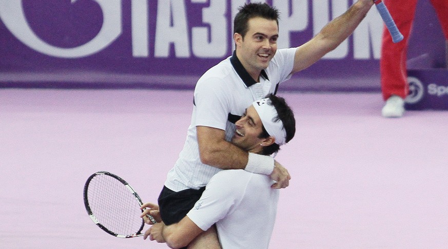 Bracciali und Starace feiern ihren Turniersieg in St.Petersburg im Jahr 2010.