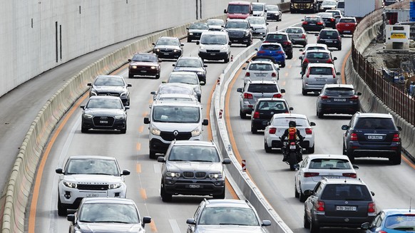 Personenwagen und Lastwagen stauen sich im Abendverkehr auf der Autobahn A1 auf der Nordumfahrung Zuerich vor dem Nordportal des Gubrist Tunnels, aufgenommen am Montag, 26. Juni 2017 in Zuerich. Die N ...