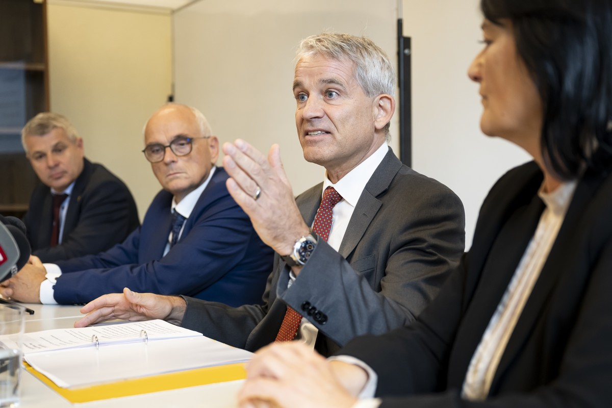 Le conseiller federal Beat Jans, centre-droite, prend la parole a cote des conseillers d'Etat bernois Christoph Ammann, Pierre Alain Schnegg, et de la conseillere d'Etat bernoise Christine H ...