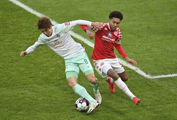 Mainz&#039;s Jean-Paul Boetius, right, and Bremen&#039;s Yuya Osakoch allenge for the ball during the Bundesliga soccer match between 1FSV Mainz 05 and Werder Bremen in Mainz, Germany, Saturday, Dec.  ...