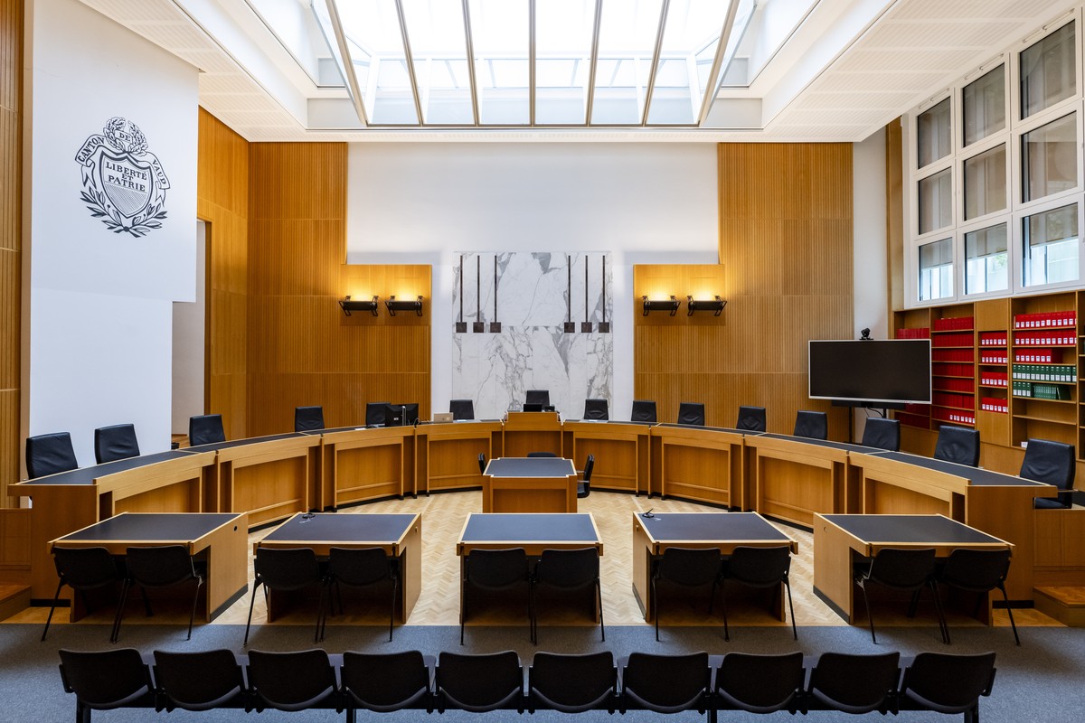 Une vue de la grande salle d'audience lors de l'inauguration officielle du Tribunal cantonal vaudois renove et agrandi le vendredi 3 octobre 2025 a Lausanne. (KEYSTONE/Jean-Christophe Bott)