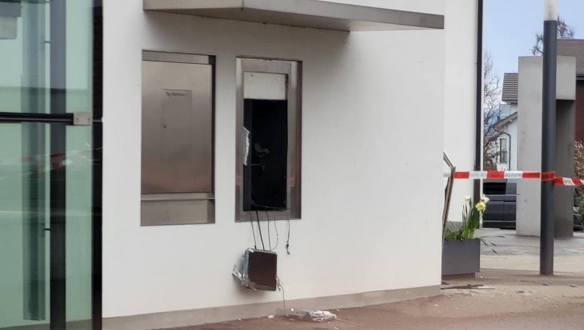 Des inconnus font exploser un distributeur à Mörschwil et prennent la fuite. Après l'explosion, la zone a été bouclée.