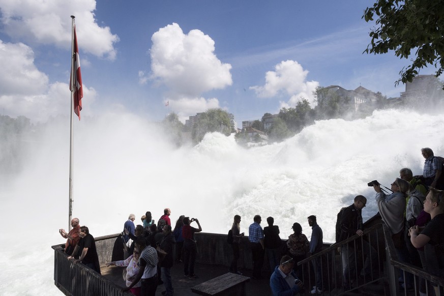 epa05379118 People admire the Rhine Falls (Rheinfall) waterfall in Neuhausen in the canton of Schaffhausen, Switzerland, 20 June 2016. EPA/ENNIO LEANZA