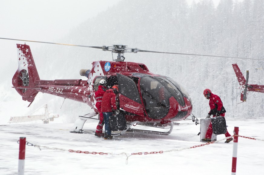 epa06461597 A helicopter operates an airlift to Taesch, at heliport Zermatt, in Zermatt, Switzerland, 21 January 2018. Due to heavy snowfall, Zermatt can only be reached by air. Swiss authorities have ...