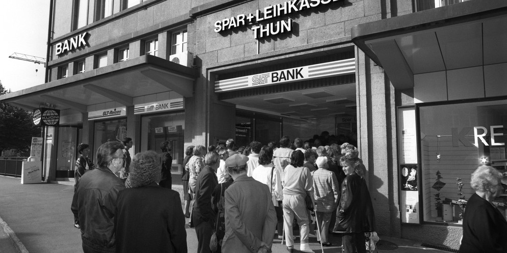 Nachdem bekannt wurde, dass die Spar- und Leihkasse vor dem Aus steht, sammelte sich die Kundschaft vor den Filialen, um ihr Geld zu retten.