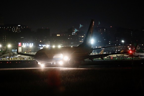 epa10102840 The Boeing C-40C flight SPAR19 carrying the delegation headed by US House Speaker Nancy Pelosi arrives in Songshan Airport in Taipei, Taiwan, 02 August 2022. China has raised a warning sta ...