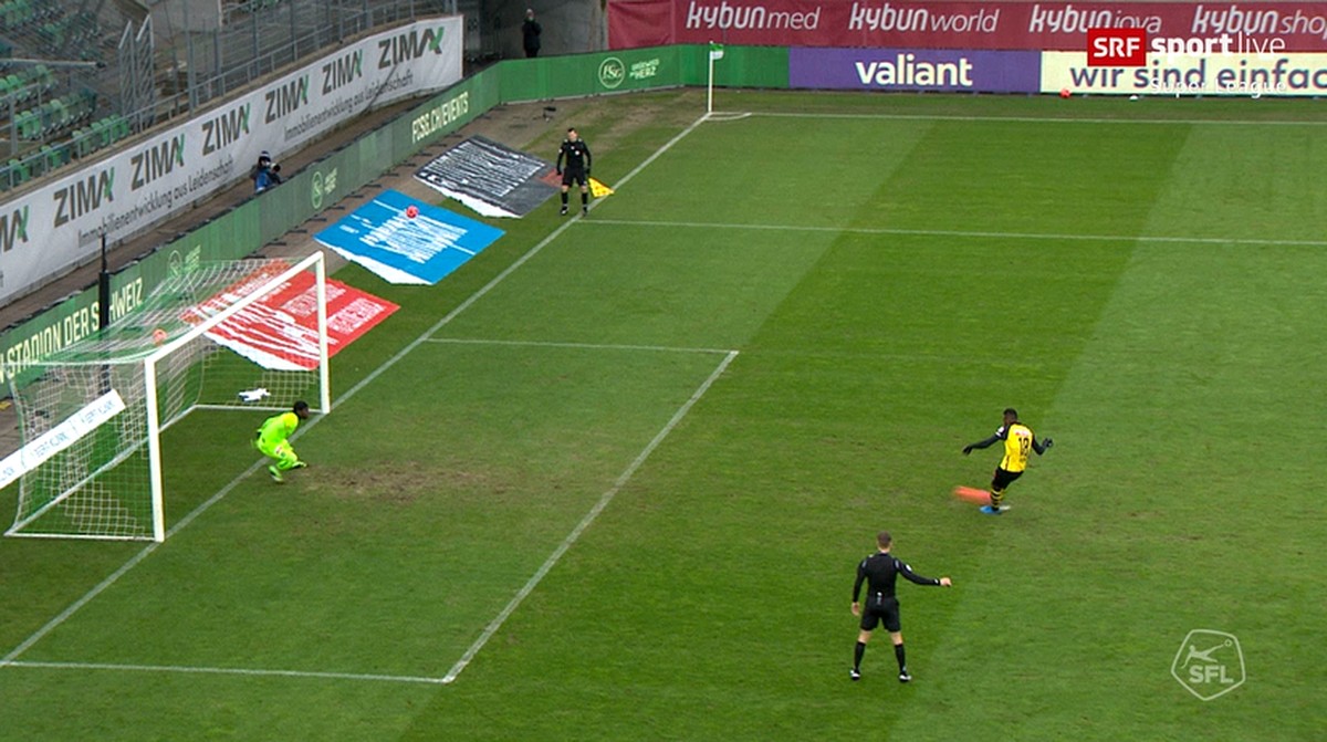 Zigi hat beim ersten Penalty-Versuch von Nsame keinen Fuss auf der Linie.
