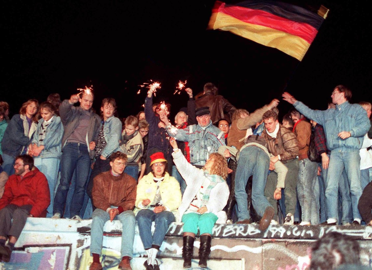 ARCHIVE --- VORSCHAU 30. JAHRESTAG MAUERFALL BERLIN AM 9. NOVEMBER 2019 --- A picture dated 09 November 1989 shows people celebrating the opening of the inner-German border with sparklers on Berlin Wa ...