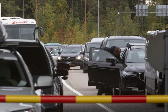 Cars queue to cross the border from Russia to Finland at the Vaalimaa border check point in Virolahti in Virolahti, Finland, Friday Sept. 23, 2022. (Sasu Makinen/Lehtikuva via AP)