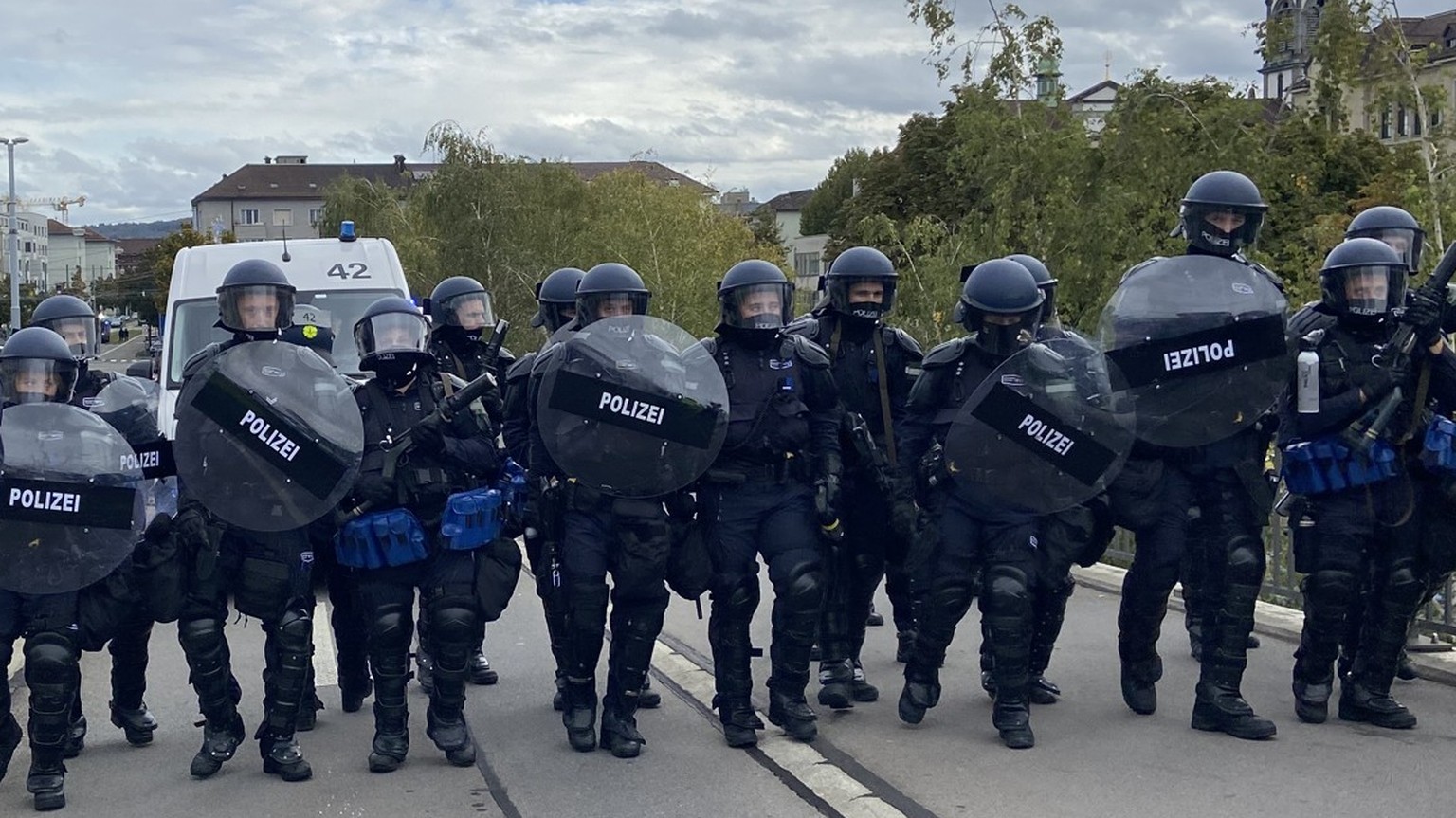 Es stand ein Grossaufgebot der Polizei im Einsatz.