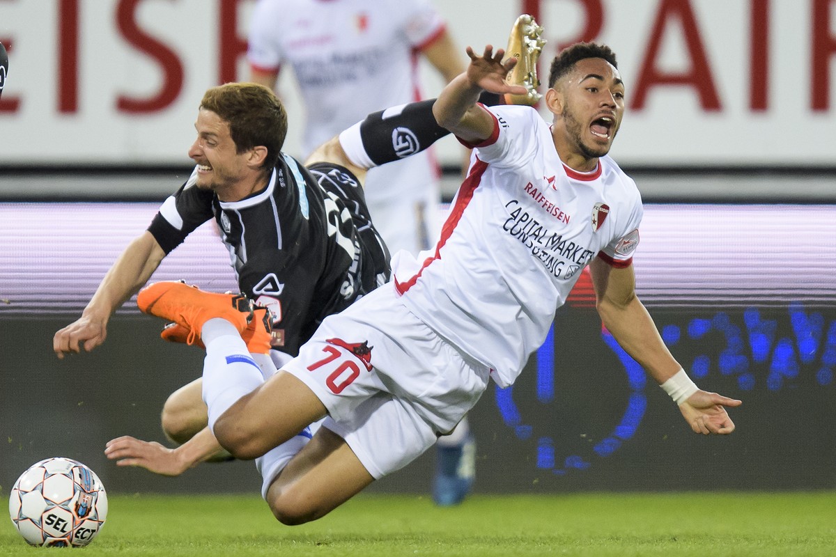 Le defenseur luganais Fulvio Sulmoni, gauche, lutte pour le ballon avec l'attaquant valaisan Matheus Cunha, droite, lors de la rencontre de football de Super League entre le FC Sion et le FC Luga ...