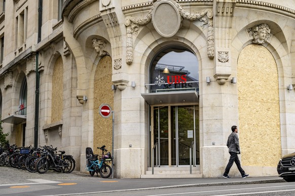 Des palissades en bois recouvrent le batiment de la Banque UBS, proche de la place Saint-Francois le vendredi 12 juin 2026 au centre-ville de Lausanne. Une manifestation contre le sommet du G7 a Evian ...