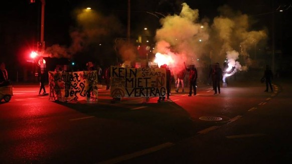 Demonstranten ziehen am Mittwochabend durch die Berner Innenstadt.