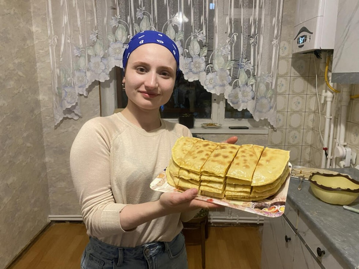 Sur cette photo diffusée le 27 janvier 2026 par une source connue de l'AFP, l'on peut voir Aïchat Baïmouradova, présentant un plat traditionnel tchétchène depuis un endroit gardé secret, en  ...