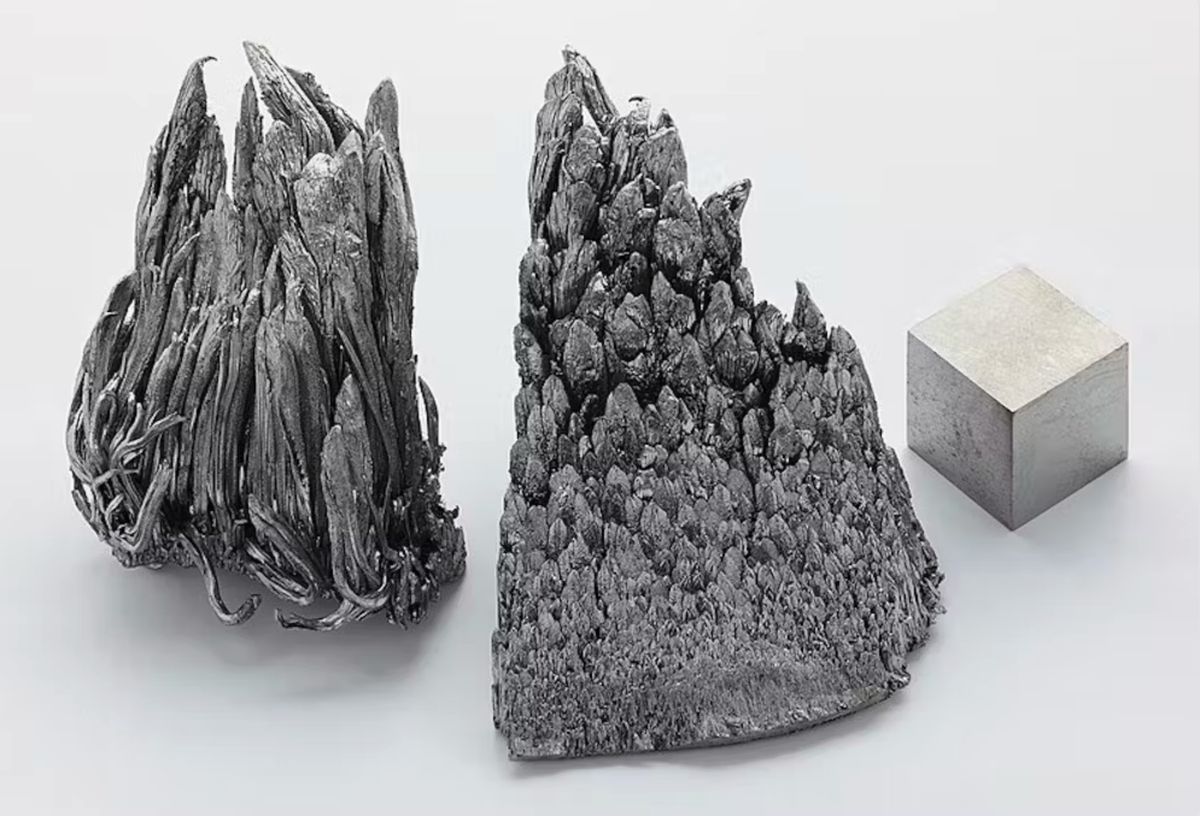 Le mithril pourrait être un alliage de métaux, peut être de palladium ou d’yttrium (ici, de l’yttrium sublimé-dendritique pur à 99,99 %).