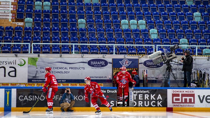 ARCHIVBILD ZUM ABBRUCH DER SAISON DER NATIONAL LEAGUE, AM DONNERSTAG, 12. MAERZ 2020 - SC Rapperswil-Jona Lakers Verteidiger Daniel Vukovic, von links, Dominik Egli und Florian Schmuckli laufen ein zu ...