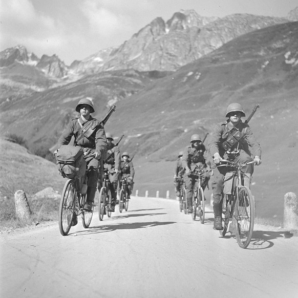 «Still leiden und durchhalten» als inoffizielles Motto der Radfahrer am Berg, wenn sie das 22,5 kg schwere Stahlross ohne Gangschaltung samt Gepäck die Pässe hochdrücken mussten, um 1935, Foto Karl Eg ...