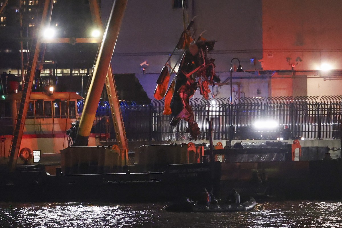 epaselect epa12024082 Emergency responders on the scene remove a helicopter from the Hudson River after it crashed, in Jersey City, New Jersey, USA, 10 April 2025. According to a statement from New Yo ...