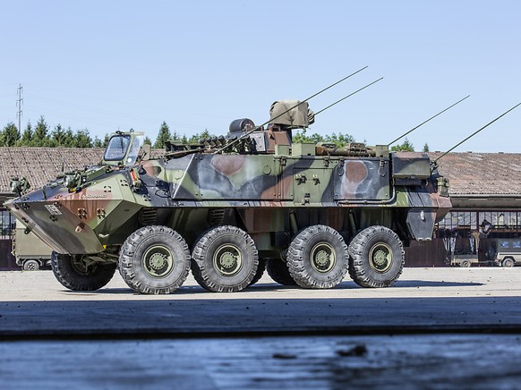 Ein &quot;Piranha&quot;-Radschützenpanzer ist im Kanton St. Gallen mit einem Personenwagen kollidiert. Dabei wurden die Beifahrerin im Auto schwer und der Fahrer leicht verletzt. (Archivbild)