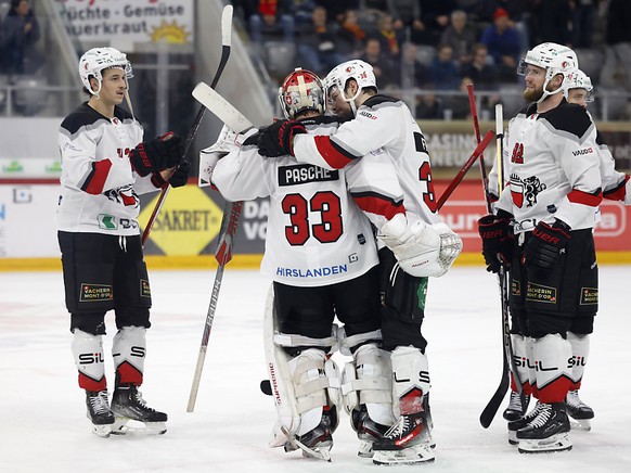 Le gardien du LHC Kevin Pasche f�licit� par ses co�quipiers