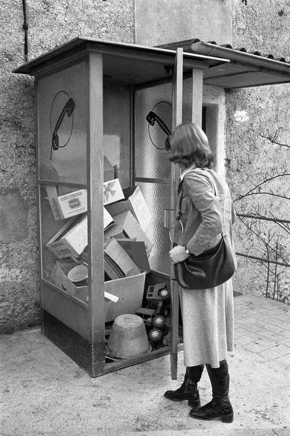 Eine ausgediente Telefonkabine wird als Kehrrichtdepot benutzt, aufgenommen im Tessin am 31. Maerz 1975. (KEYSTONE/Str)