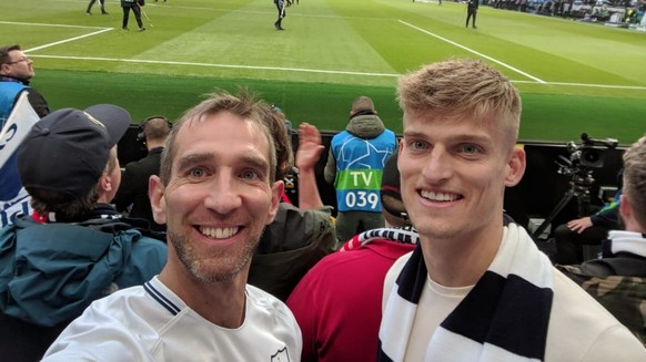 Van der Laan (rechts) mit seinem Kumpel im Stadion.