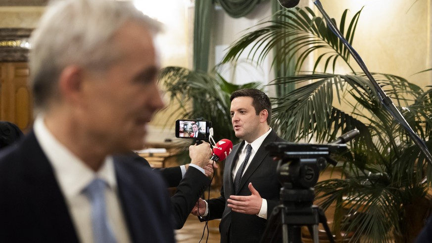 Die Bundesratskandidaten Beat Jans, Regierungspraesident Basel-Stadt, vorne, und Jon Pult, Nationalrat SP-GR, hinten, geben nach den Hearings Interviews in der Wandelhalle des Nationalrats, am Diensta ...