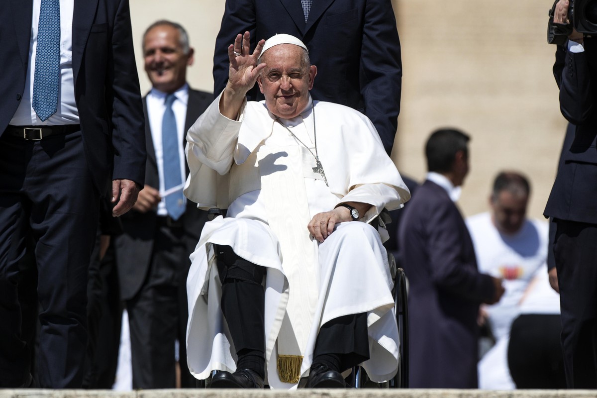 epa11438937 Pope Francis (C) waves to the faithful during the weekly general audience in Saint Peter's Square, at the Vatican, 26 June 2024. EPA/ANGELO CARCONI
