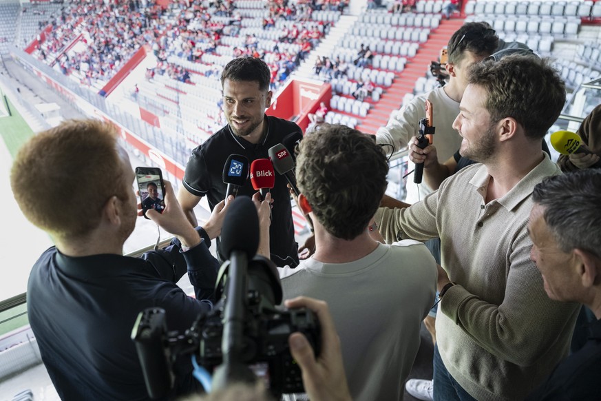 FC Thun Mittelfeldspieler Leonardo Bertone spricht zu Medienvertretern auf der Tribuene kurz vor dem Spiel FC St. Gallen-FC Sion, am Sonntag, 3. Mai 2026 in der Stockhorn Arena in Thun. Verliert der F ...