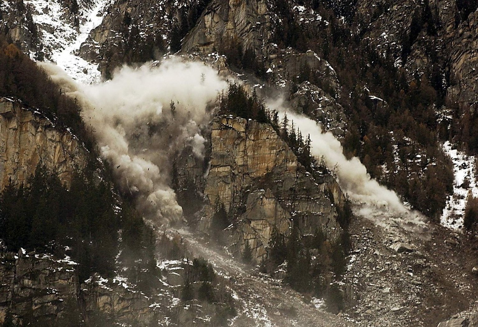 Eine grosse Steinlawine rast auf das Dorf St. Niklaus, Wallis, Schweiz, zu, aufgenommen am Donnerstag, 21. Nnovember 2002. Im Felssturzgebiet beim Walliser Dorf St. Niklaus wurde am Donnerstag der sue ...