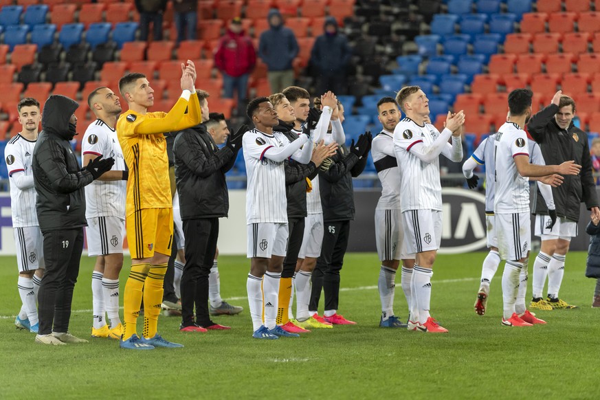 Basel&#039;s players thank the fans after the UEFA Europa League round of 32 second leg soccer match between Switzerland&#039;s FC Basel 1893 and Cyprus&#039; Apoel FC at the St. Jakob-Park stadium in ...