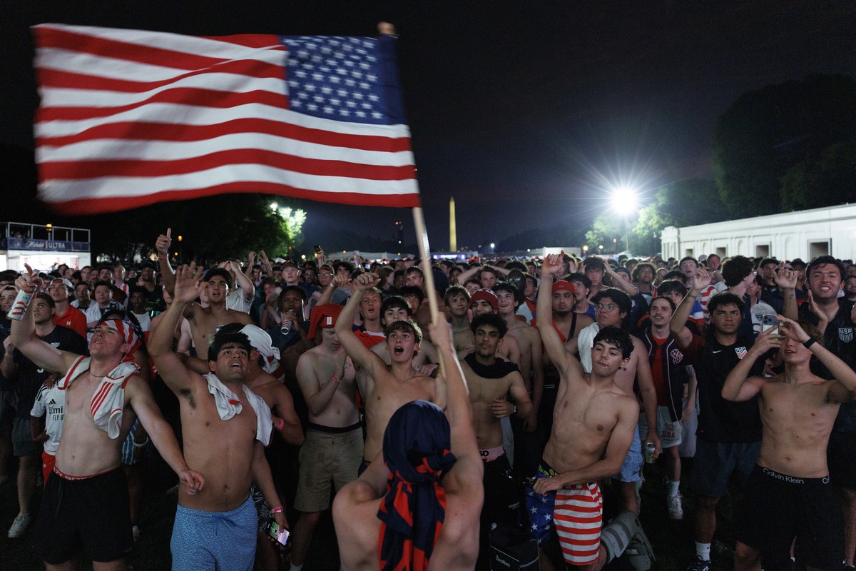 epaselect epa13033772 USA fans watch the USA vs Paraguay soccer match at a World Cup 2026 Fan Zone on the National Mall in Washington, DC, USA, 12 June 2026. The FIFA World Cup 2026 will run from 11 J ...