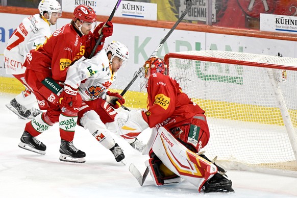 Tigers Tim Mathys, links, und Goalie Luca Boltshauser, im Kampf um den Puck gegen Biels Luca Christen, Mitte, beim Eishockey-Qualifikationsspiel der National League, zwischen den SCL Tigers und dem EH ...