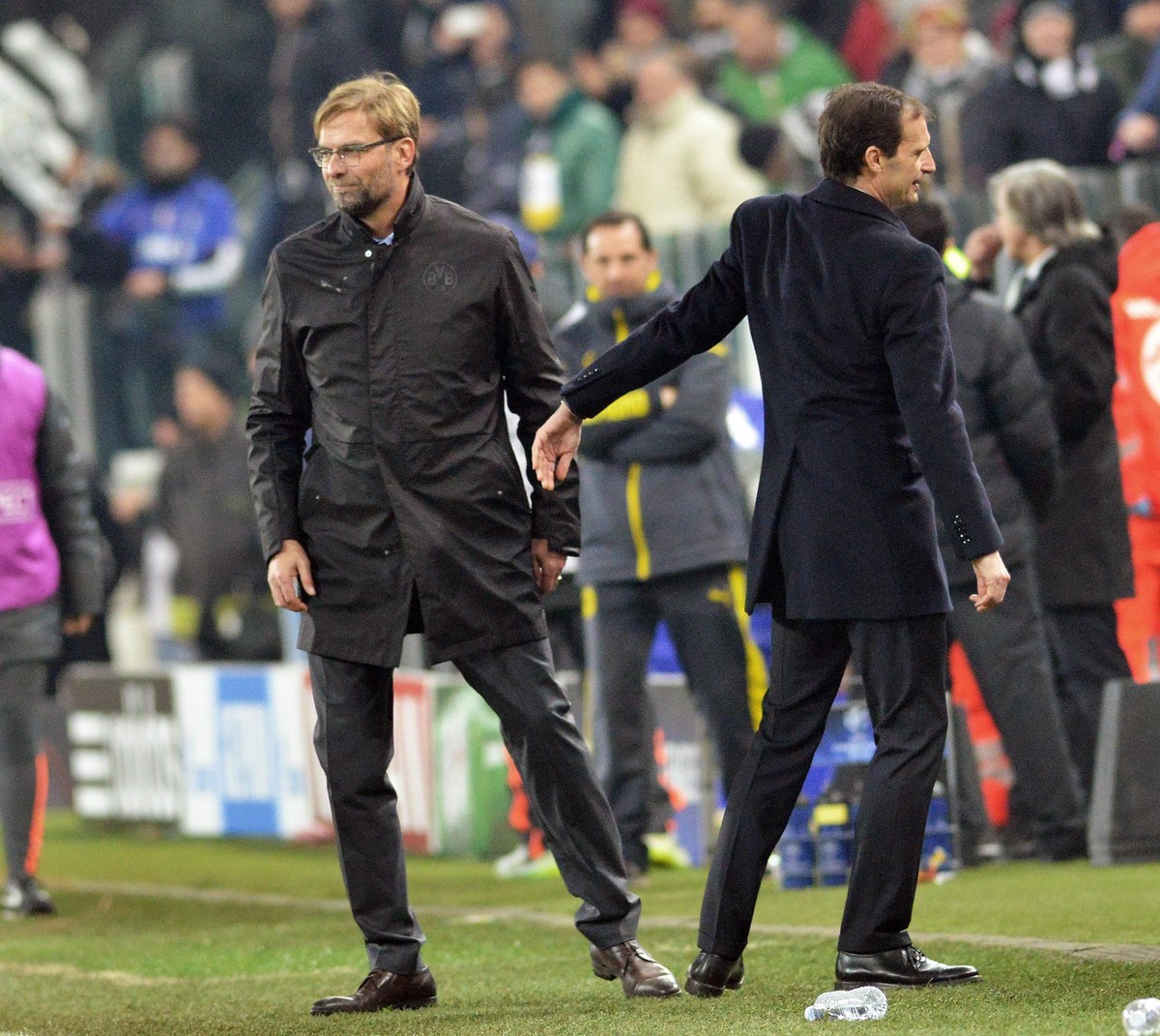 epa04635914 Juventus' coach Massimiliano Allegri (R) shakes hand with Borussia Dortmund's coach Jurgen Klopp at the end of the UEFA Champions League Round of 16, first leg soccer match betwe ...