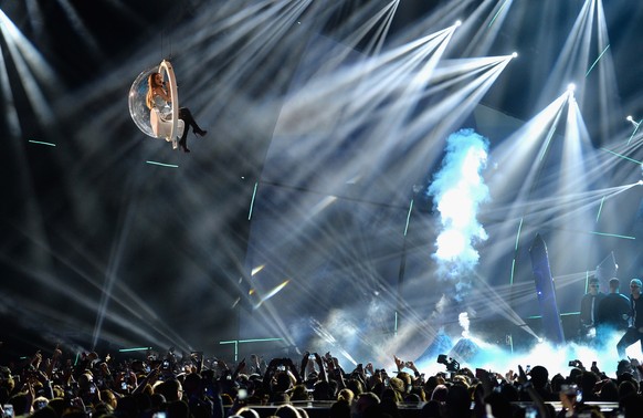 Auftritt der Siegerin: Ariana Grande schwebt auf die Bühne.