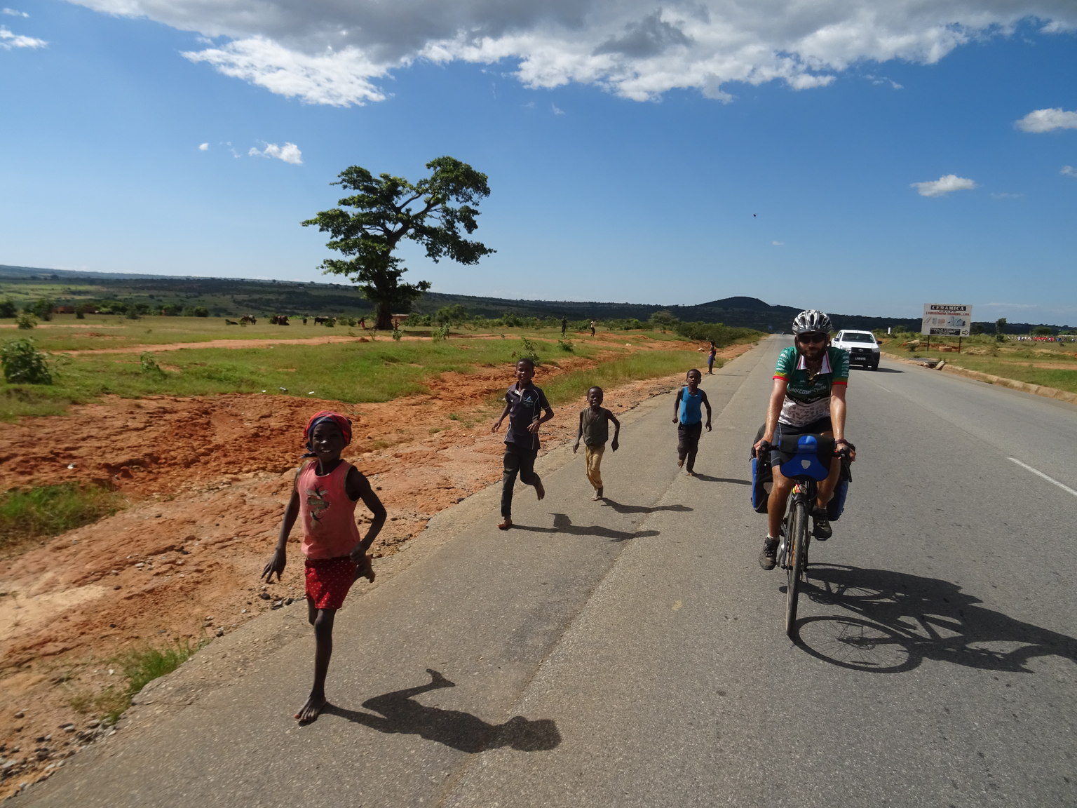 Bild 36
Angola, Hoque (04.03.2020):
Rennende Kinder am Strassenrand begleiteten uns auf der ganzen Durchreise in Afrika, was uns immer wieder ein Lachen ins Gesicht zauberte und unser Herz erwärmte. E ...
