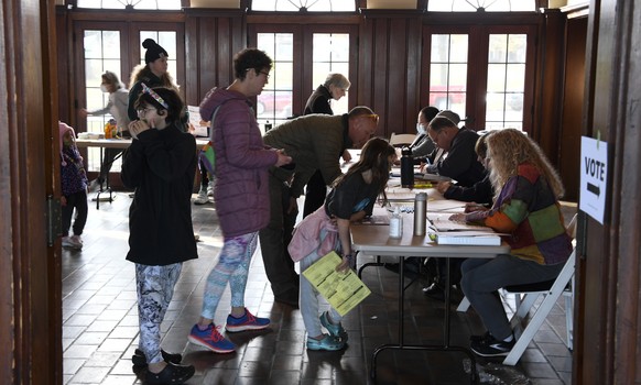 epaselect epa10294787 Voters register to vote and cast their ballots in the US midterm election at South Shore Park Pavilion in Milwaukee, Wisconsin, USA, 08 November 2022. The US midterm elections ar ...