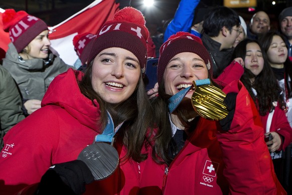 ARCHIV - ZUM VORSCHAUTEXT UEBER DIE SKI FREESTYLER MATHILDE GREMAUD UND SARAH HOEFFLIN STELLEN WIR IHNEN FOLGENDES BILDMATERIAL ZUR VERFUEGUNG - Silver medal winner Mathilde Gremaud of Switzerland, le ...